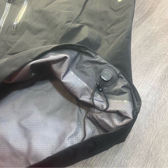 Arc’teryx Black GORE-TEX Hooded Shell Jacket – High-Performance Outdoor Gear - Picture 5 of 15